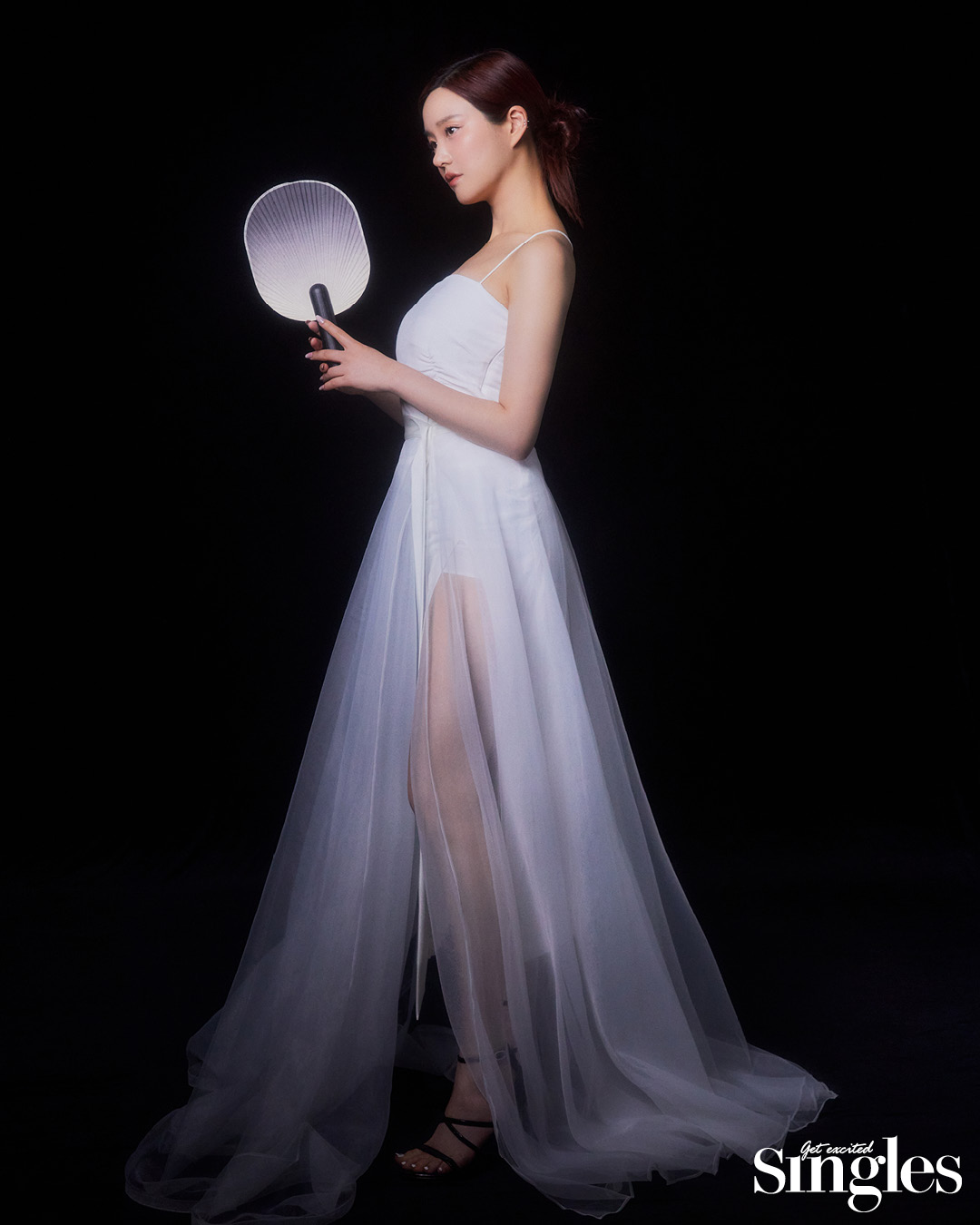 배우 이유비와 보헤미안서울, 그레이스유, 김현주 작가의 부채가 등장하는 싱글즈 화보